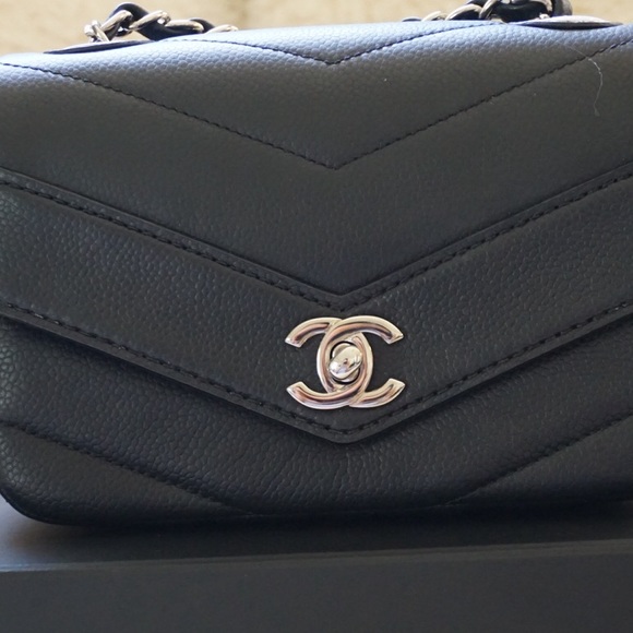 CHANEL Chevron V Stitch Chain Shoulder Bag Leather Black - Picture 3 of 14